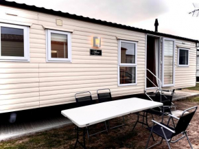 Impeccable 4-Bed Caravan in Clacton-on-Sea